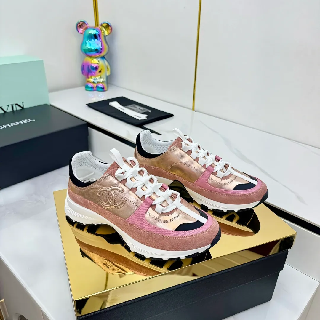 👟👟Ex-factory price 600👟👟High quality! ! ! CHANEL Chanel 25A latest thick-soled casual sports shoes. The counter is synchronized. The counter is very popular. It is a shoe that is very difficult to buy. The most popular thick-soled casual shoes on the Internet. As you can imagine, the most popular thick-soled casual shoes can not be missed. It has both good looks and comfort. Simple and versatile. The thick sole increases the height and is super versatile. Whoever wears it will look better. Upper: cowhide stitching. Lining: breathable mesh. Outsole: TPU original outsole. Size: 35-41 👉